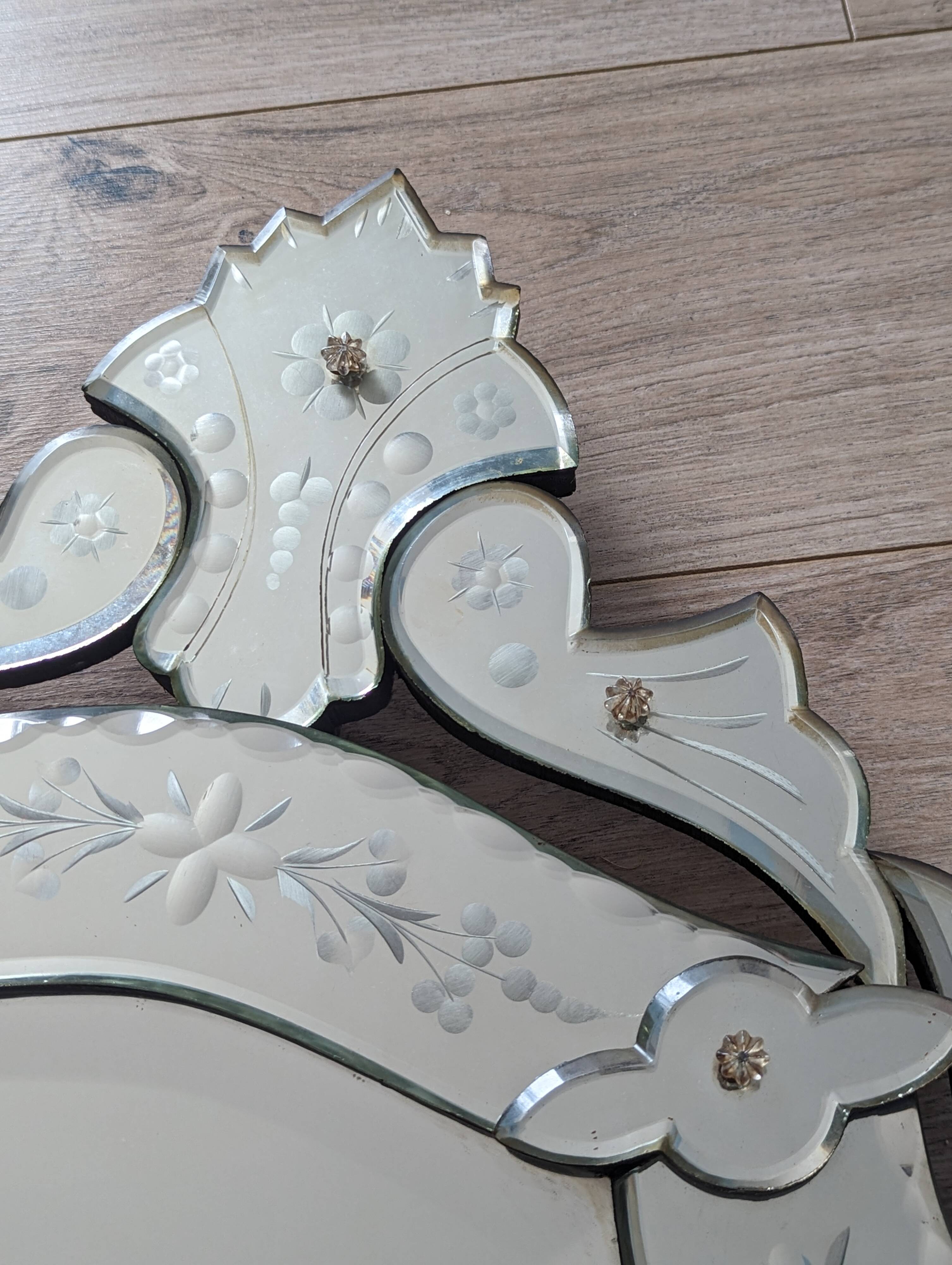 Ancien miroir vénitien, fronton biseauté base bois