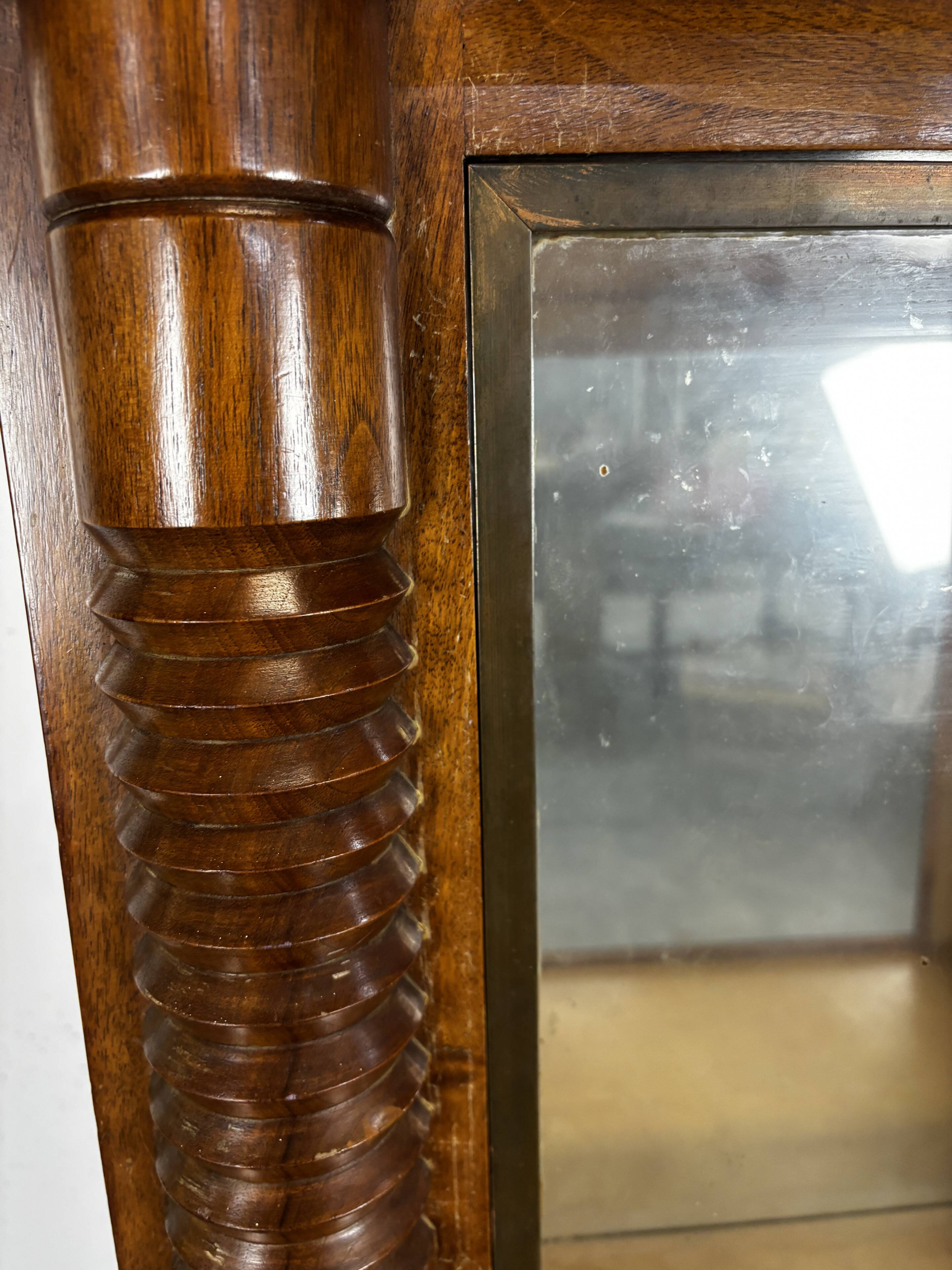 Vitrine dans le gout de Dudouyt en chêne à colonnes cannelées