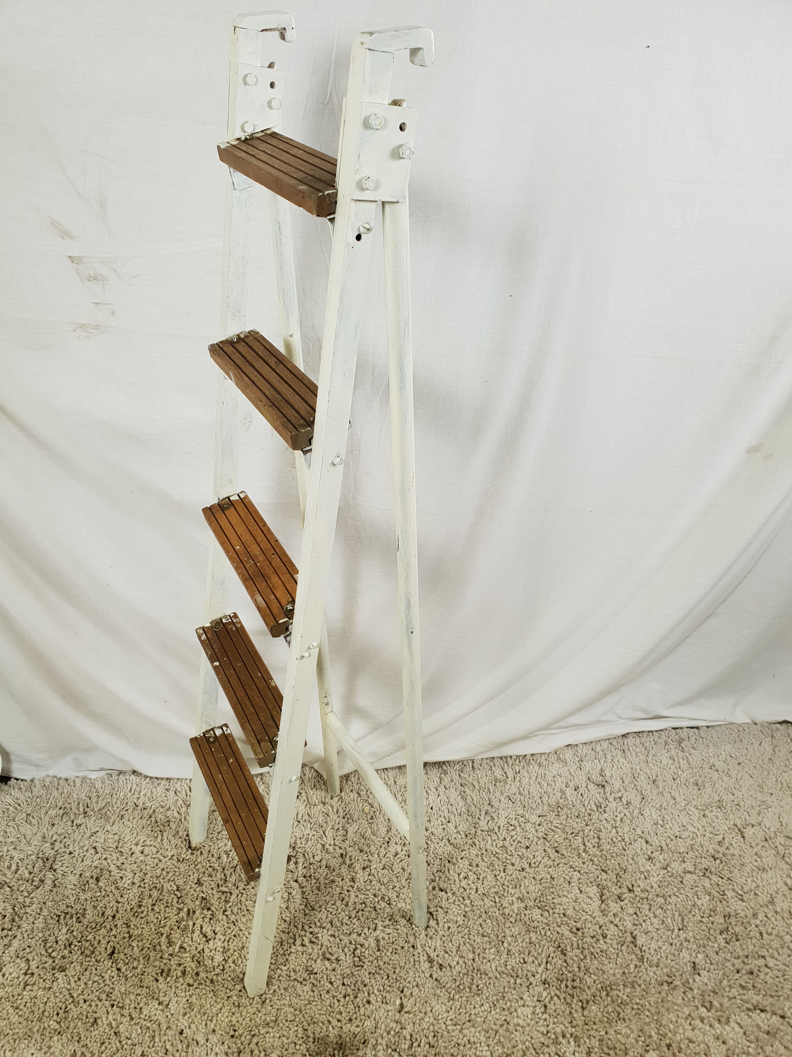 Small stepleau steel and white wood