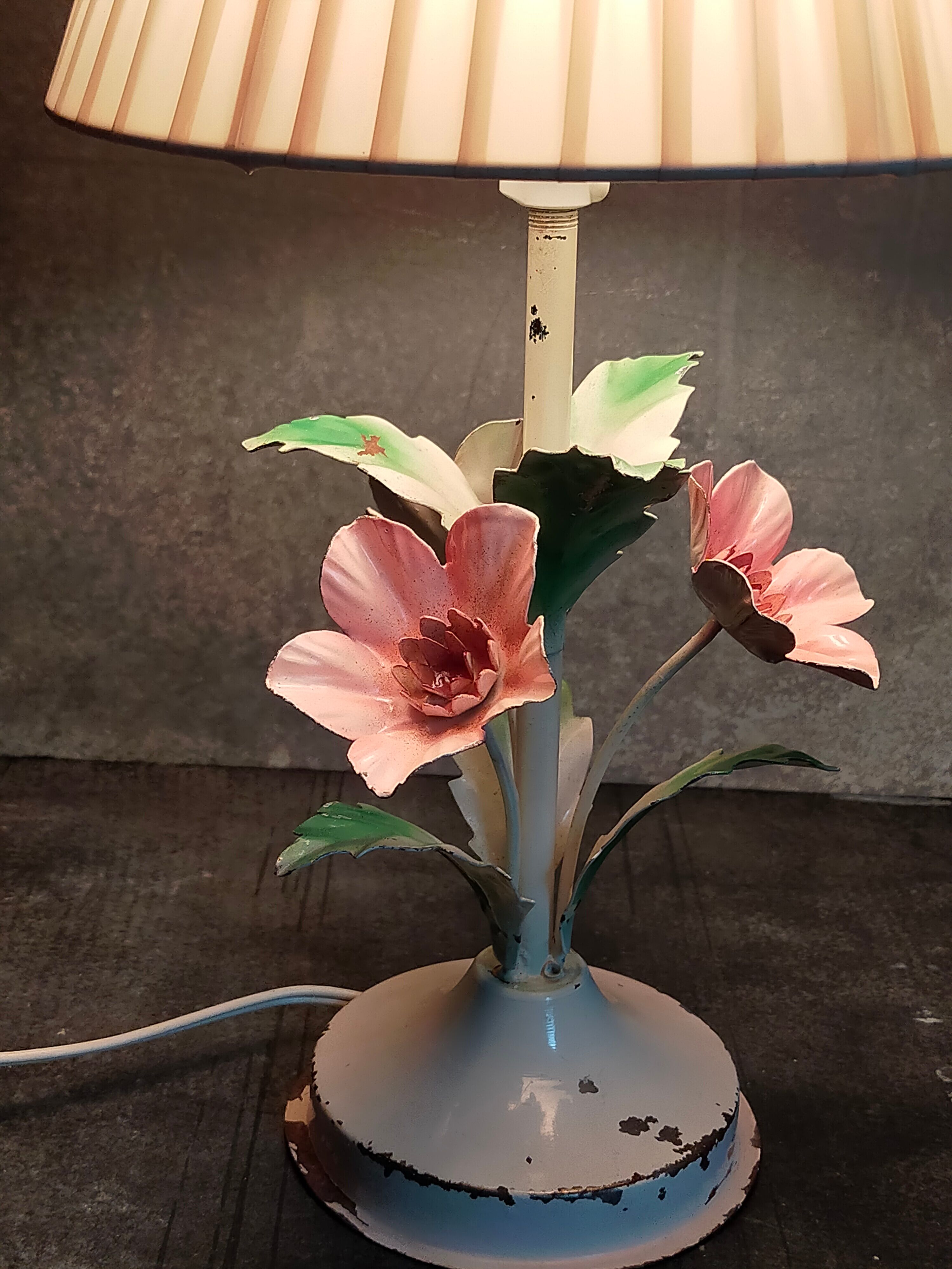 Bouquet lamp to table in vintage painted sheet vinyl lampshade