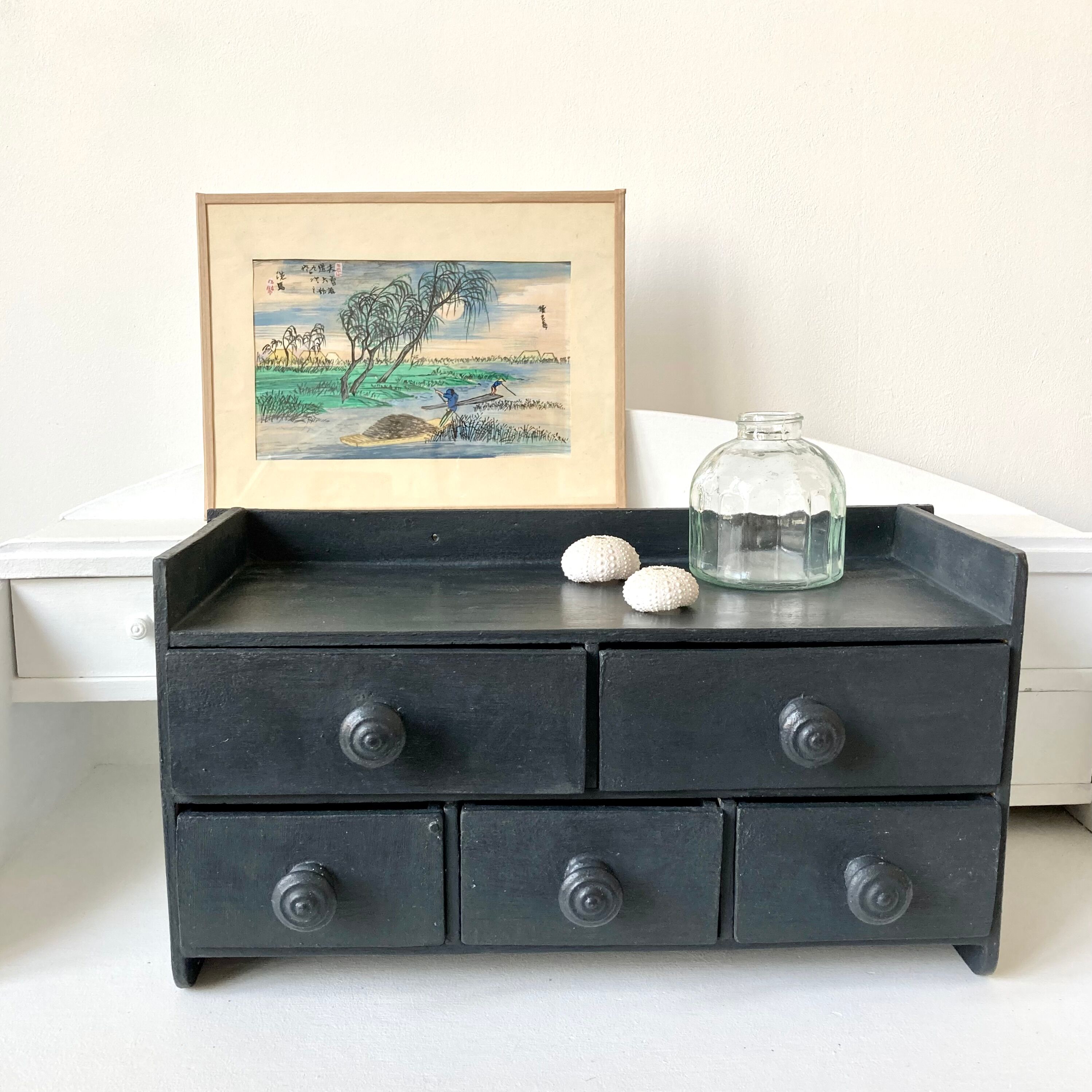 Drawer shelf with lockers