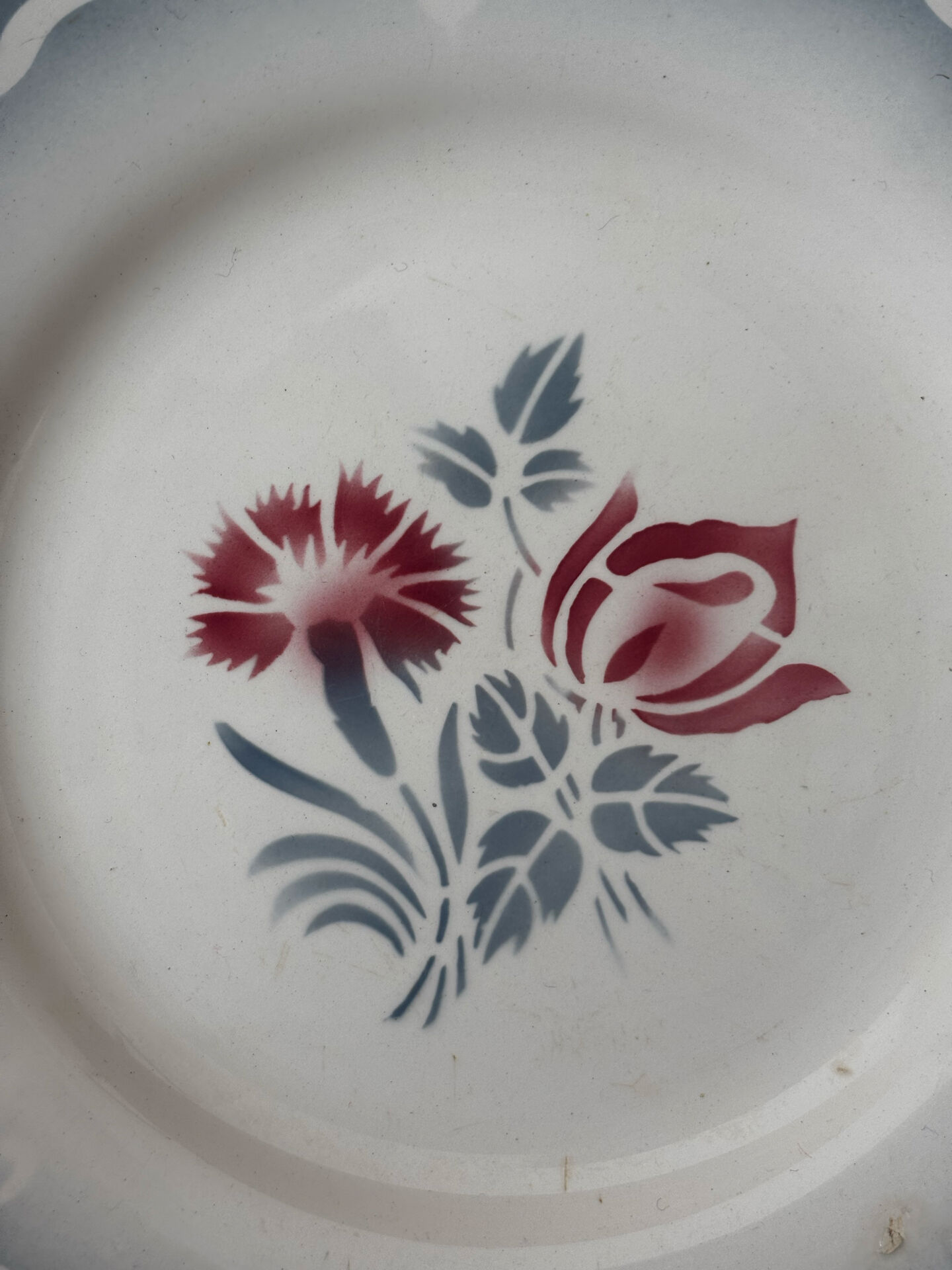 Ensemble de deux assiettes plates fleuries en faïence