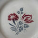 Ensemble de deux assiettes plates fleuries en faïence