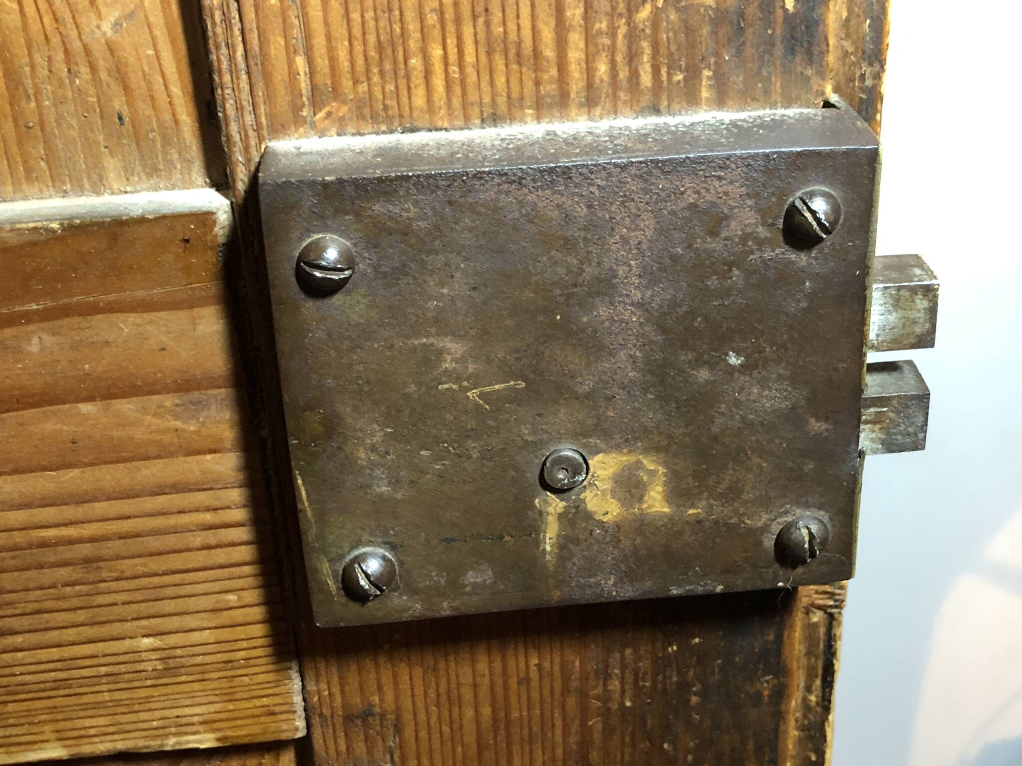 Alsatian armoire from 1878 in Pichepin – A unique and authentic piece