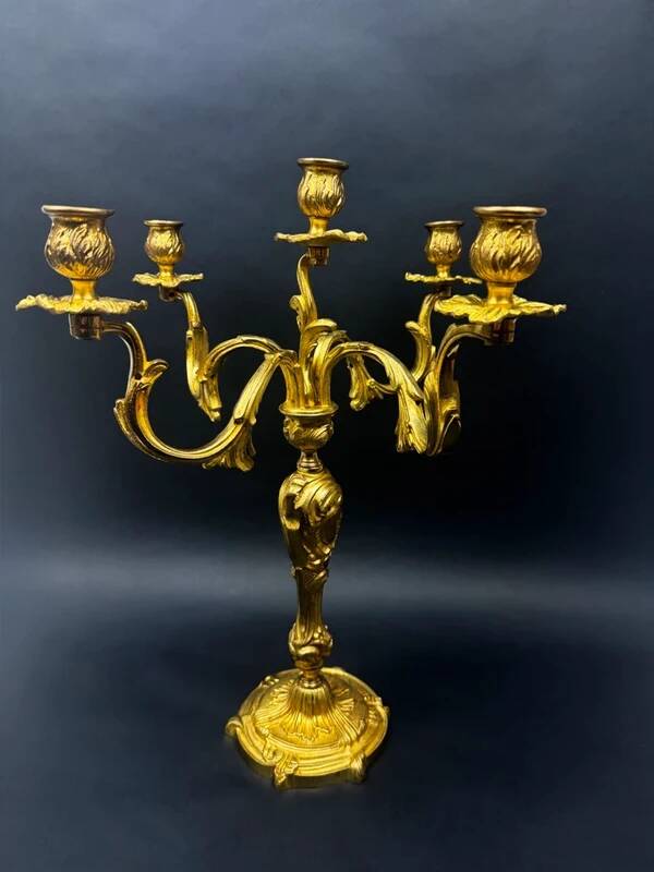 Très grand candélabre à cinq lumières, de style rocaille Louis XV en bronze doré.