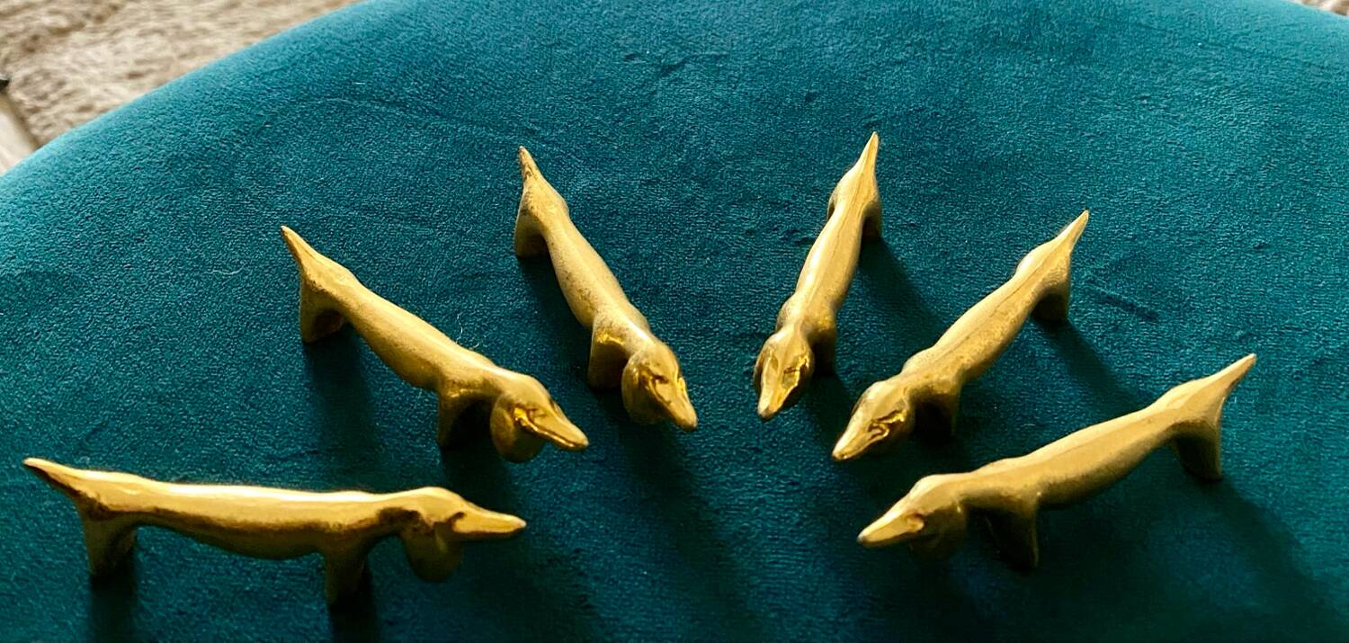6 dog-shaped knife holders in fine gold-plated metal