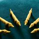 6 dog-shaped knife holders in fine gold-plated metal