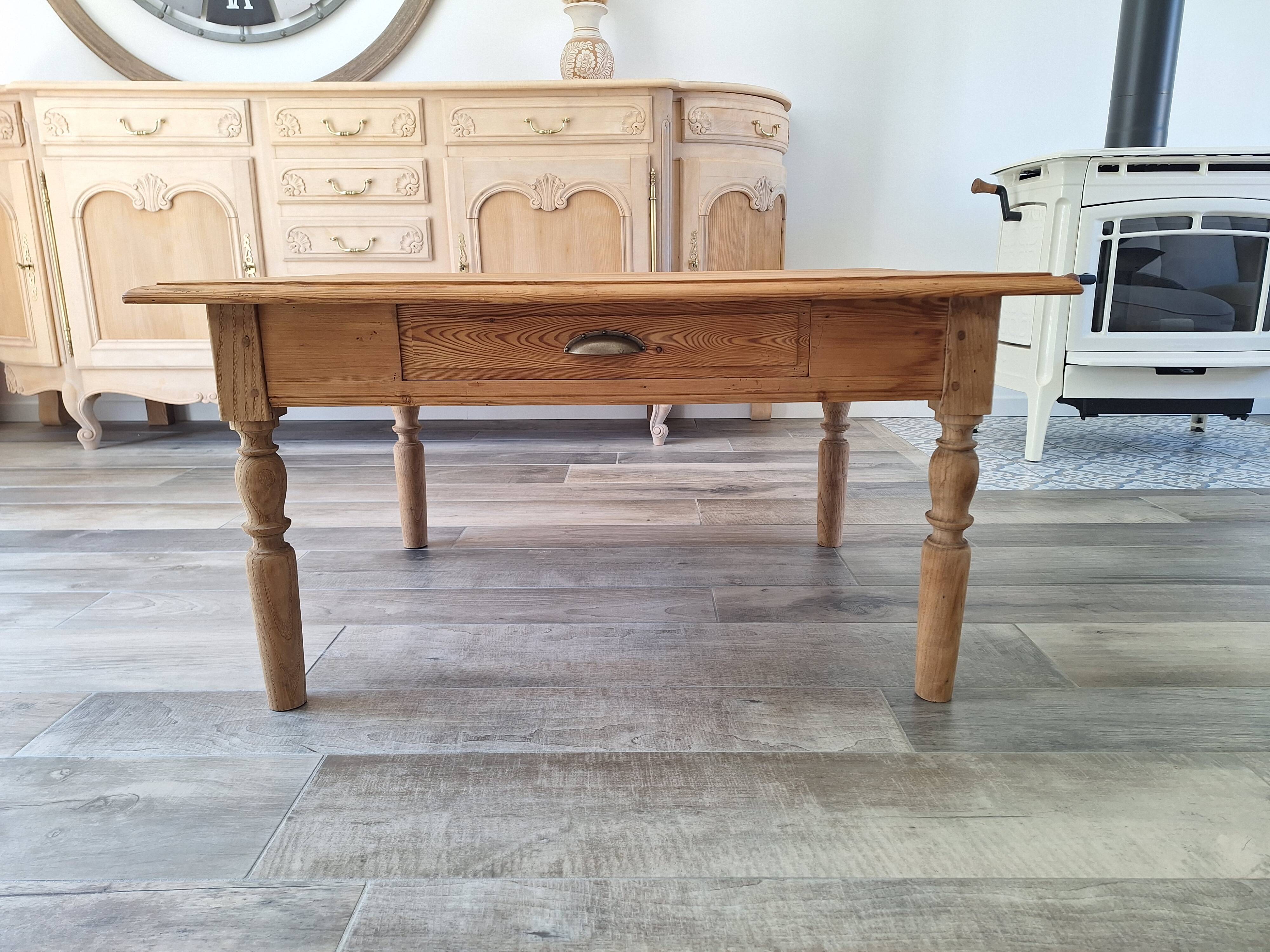Farmhouse coffee table in solid wood, country style.