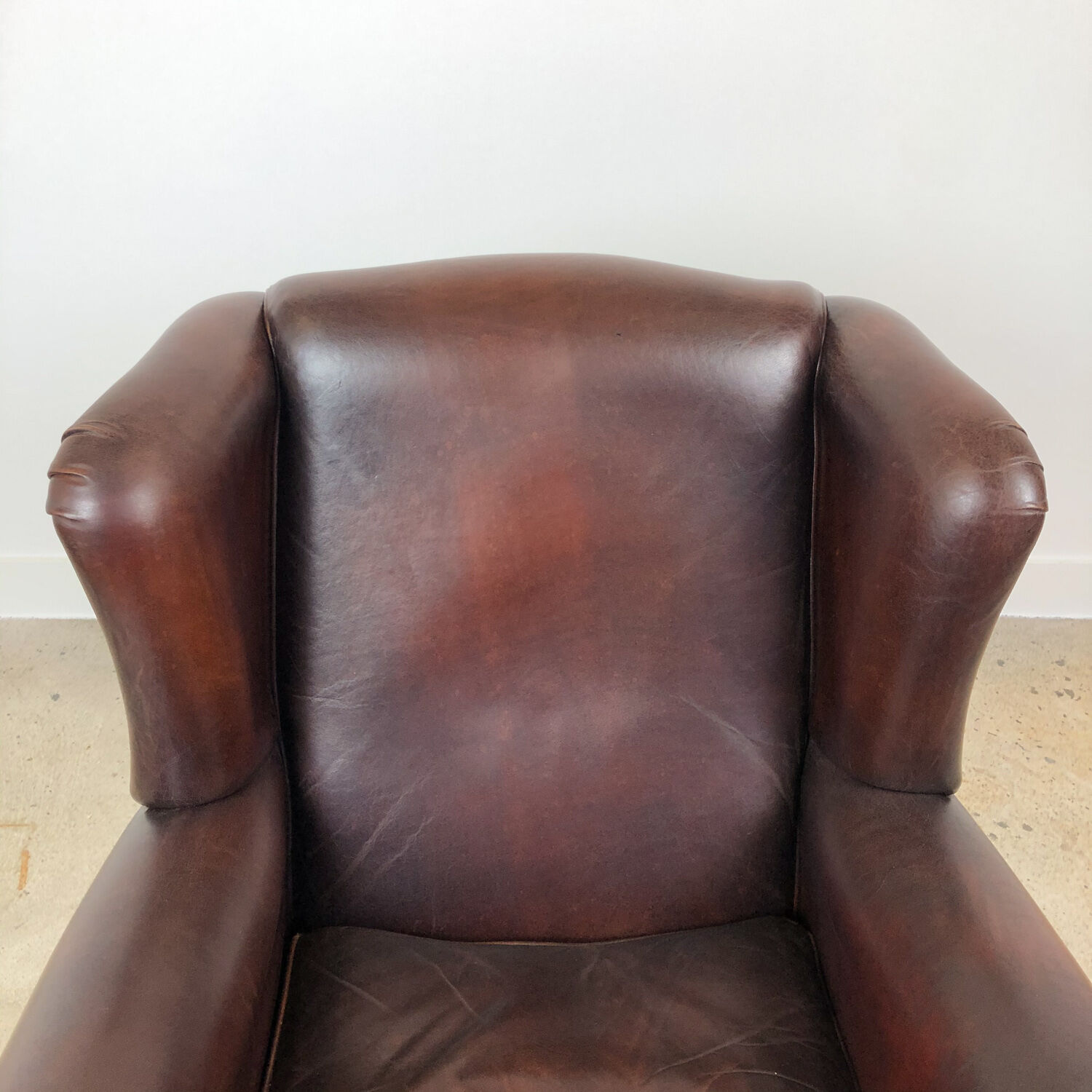 Paire de fauteuils à ailes en cuir de mouton brun foncé vintage