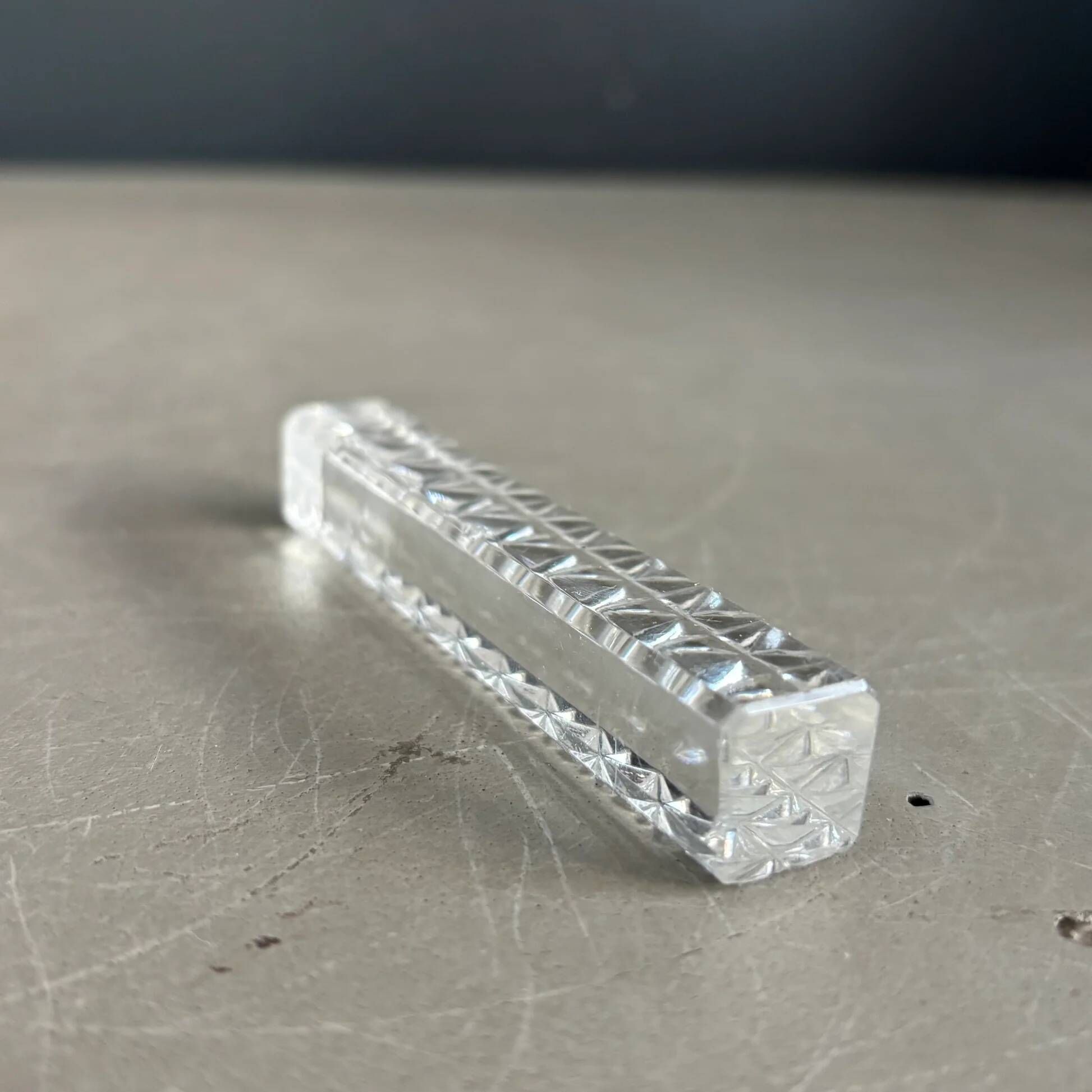 7 moulded glass knife rests