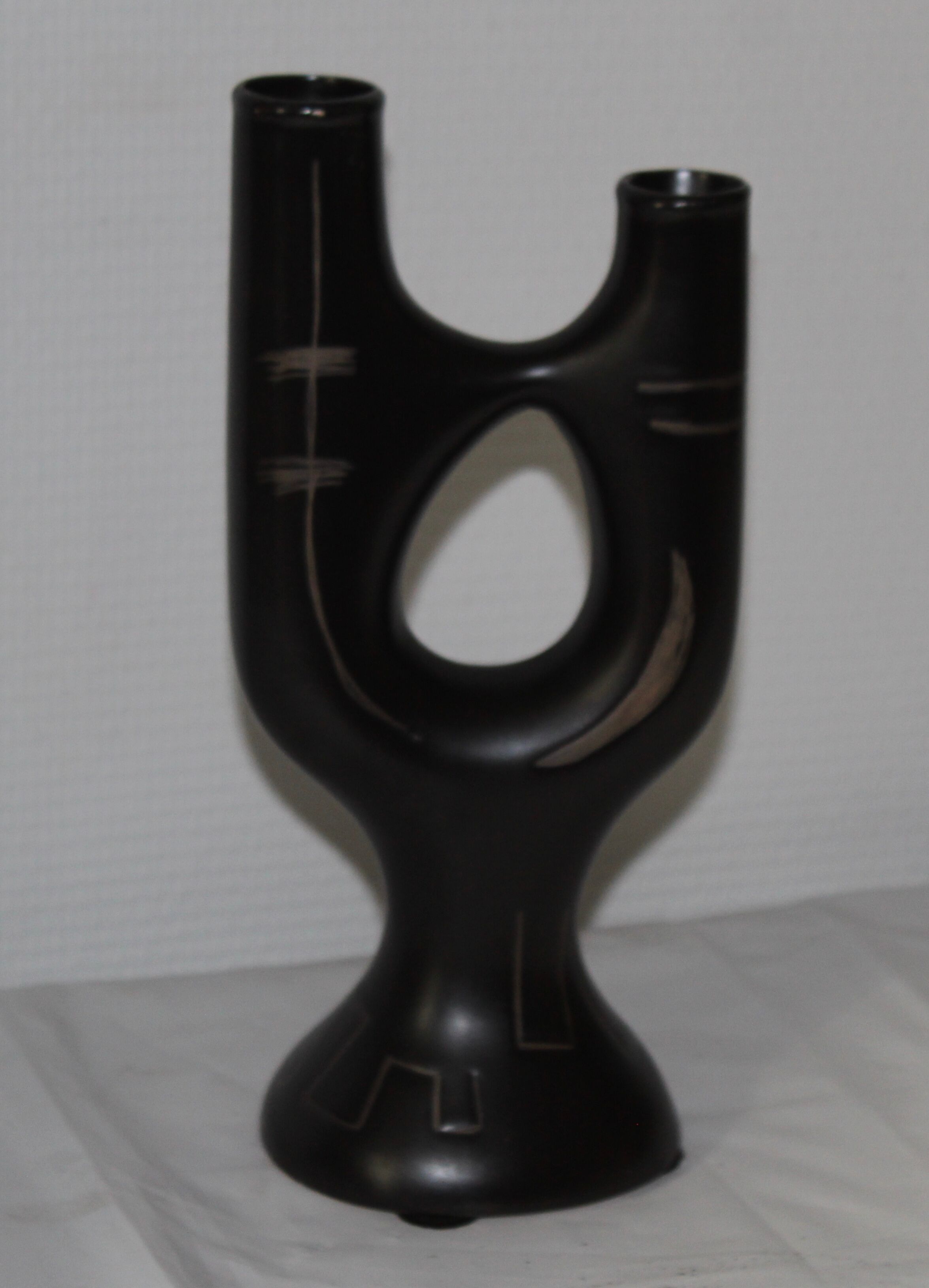 Black vase Revernay
