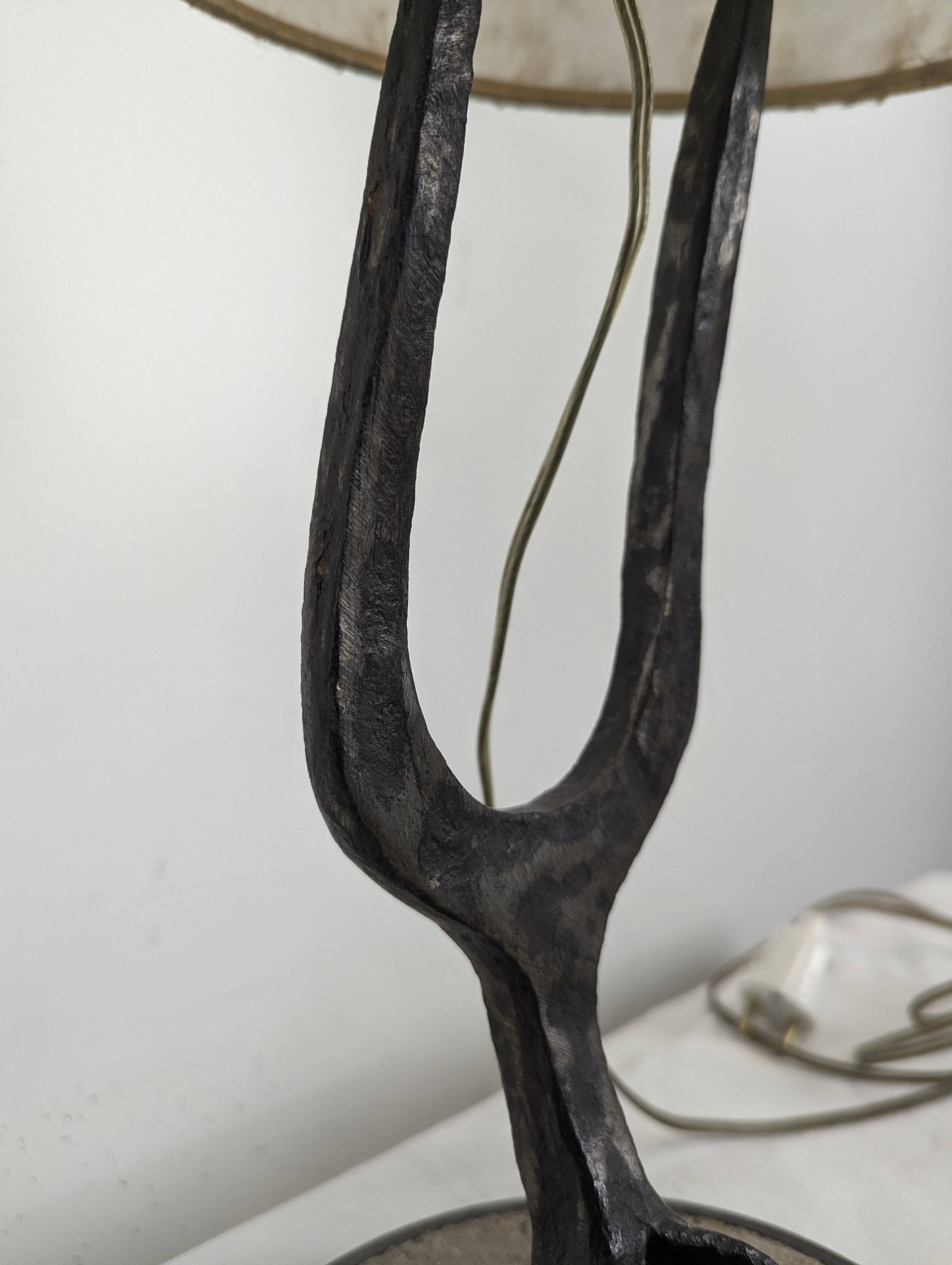 Lampe brutaliste art populaire en fer forgé