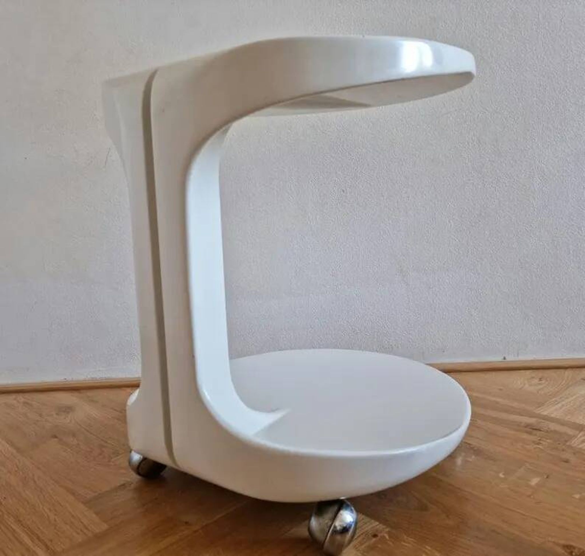 Table d'appoint ou de service rare des années 70, style Space Age, Italie.