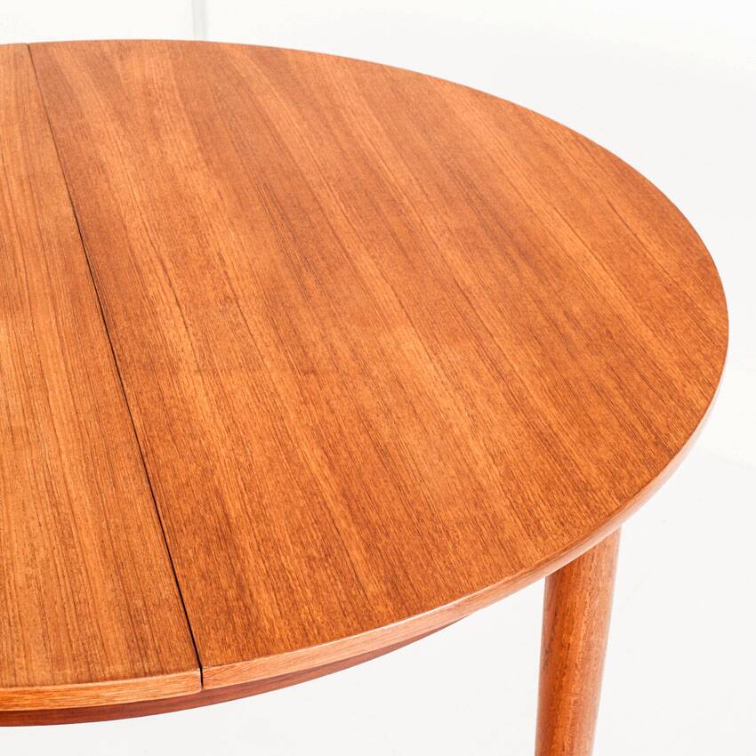 Table ronde/ovale de style scandinave av rallonge. Bois de teck. France, 60