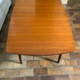 Extendable dining table