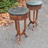 Paire de guéridons / tables de nuit en bois et marbre avec tiroirs