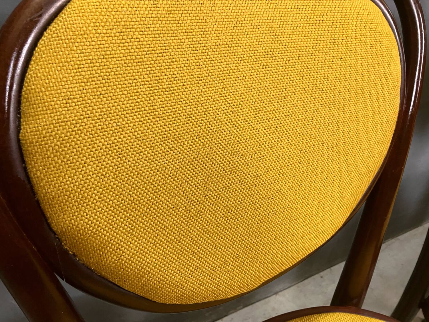 Thonet 215 en bois courbé jaune, récemment retapissé