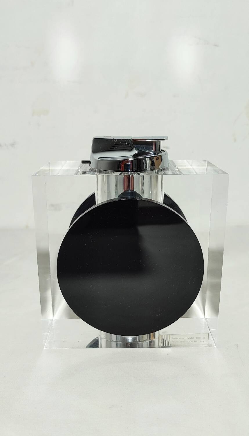 Encendedor de metacrilato de Felice Antonio Botta. Italia, 1970s.