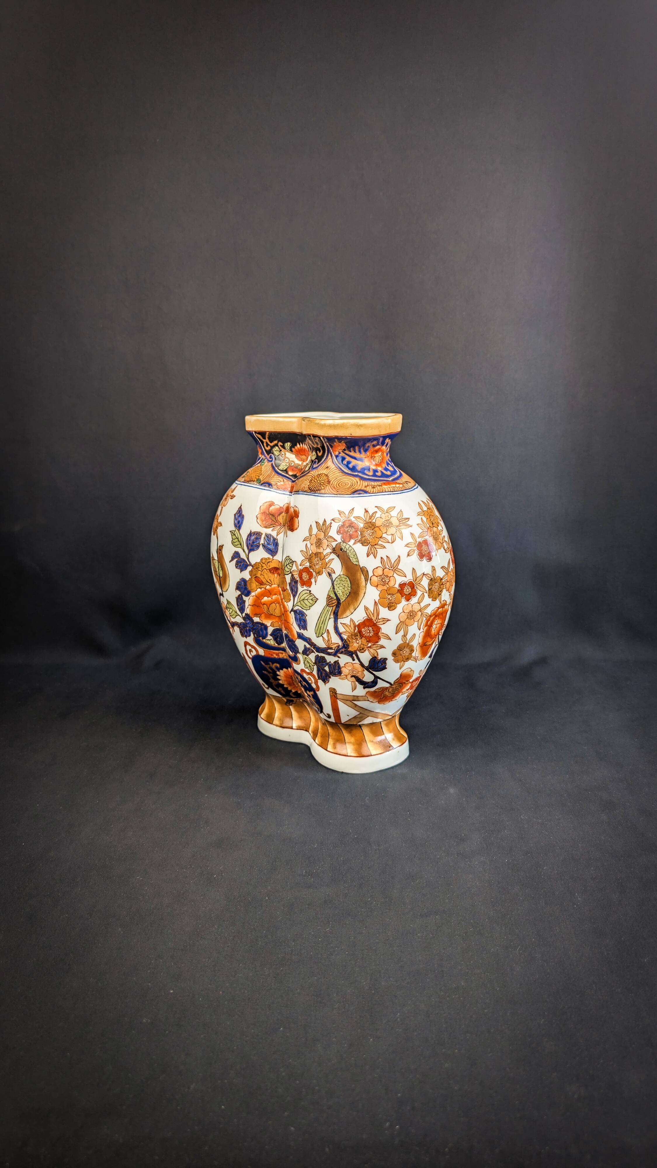 Chinese polychrome porcelain vase, Imari style, polybious shape, 20th century