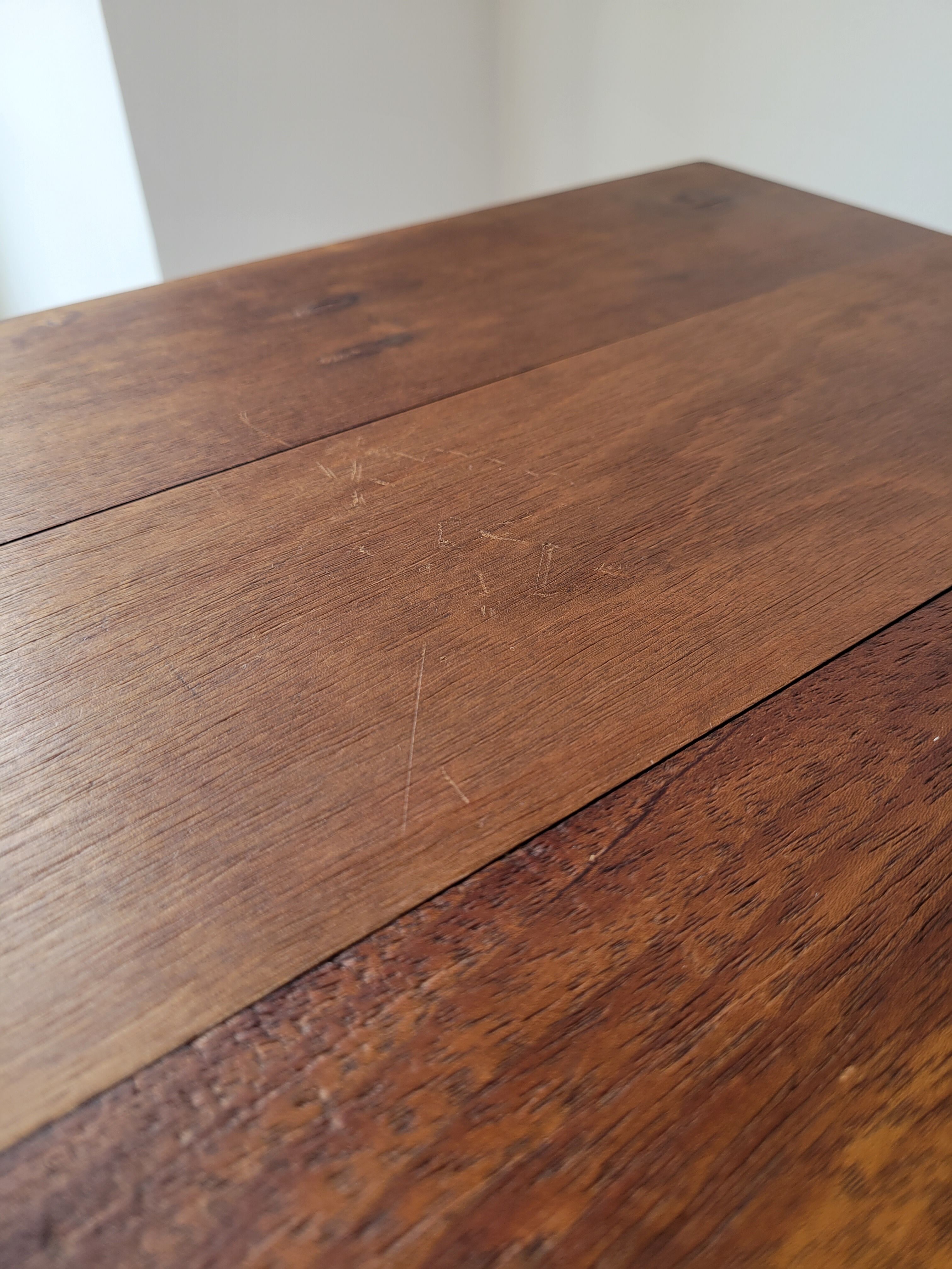Table basse brutaliste pieds torsadés