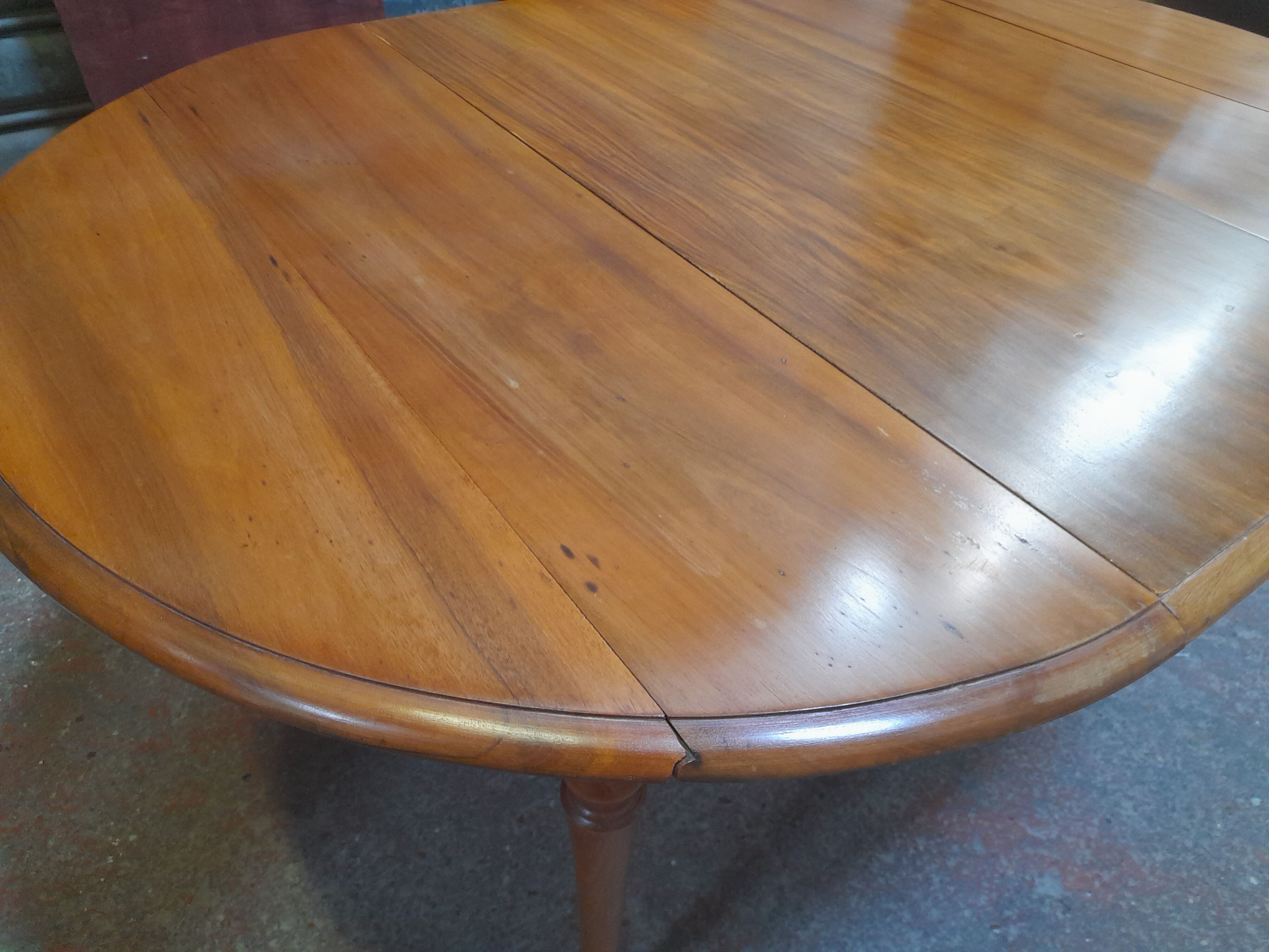 Round table with walnut shutter with extension