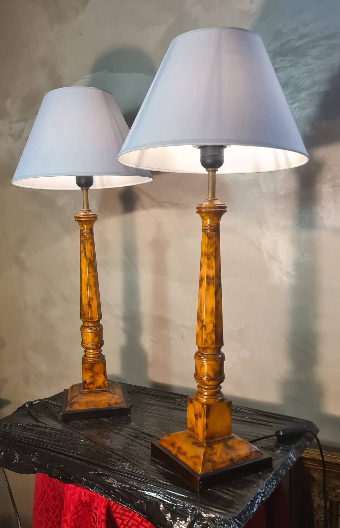 Pair of lamps in Bakelite wood style, 68x30, new lampshade, electrical working, very elegant.