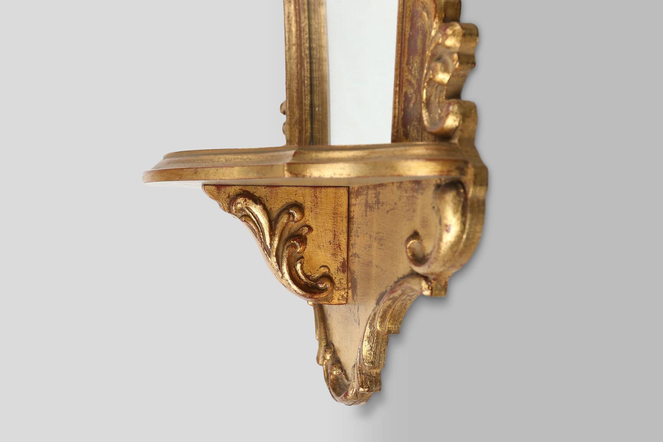 Miroir en résine dorée de style baroque Deknudt avec plateau, Belgique années 1970