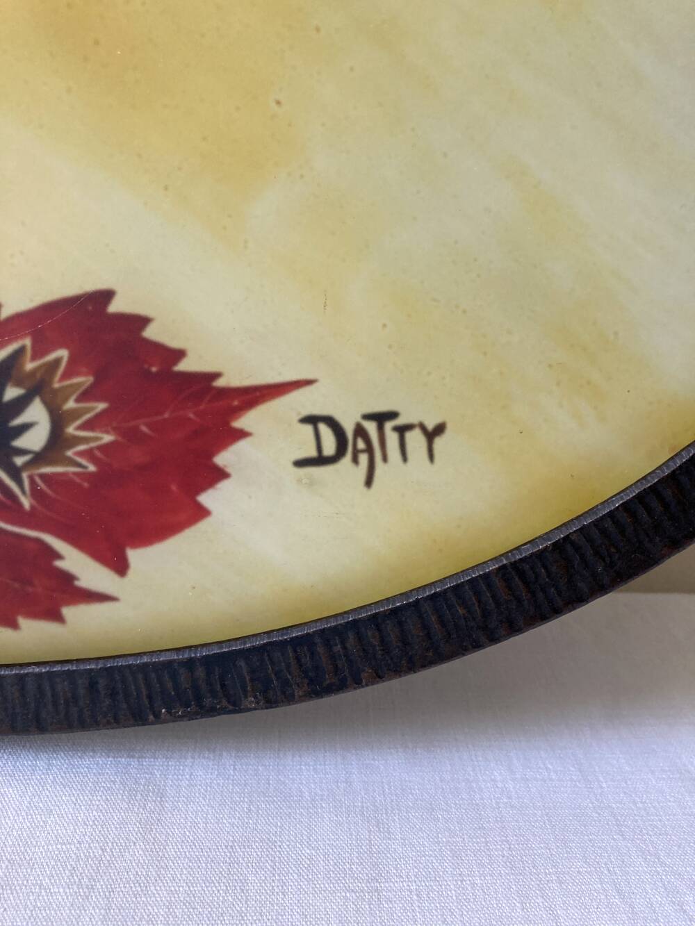 Vintage oval plateau in moulded resin and hammered metal, signed Datty.