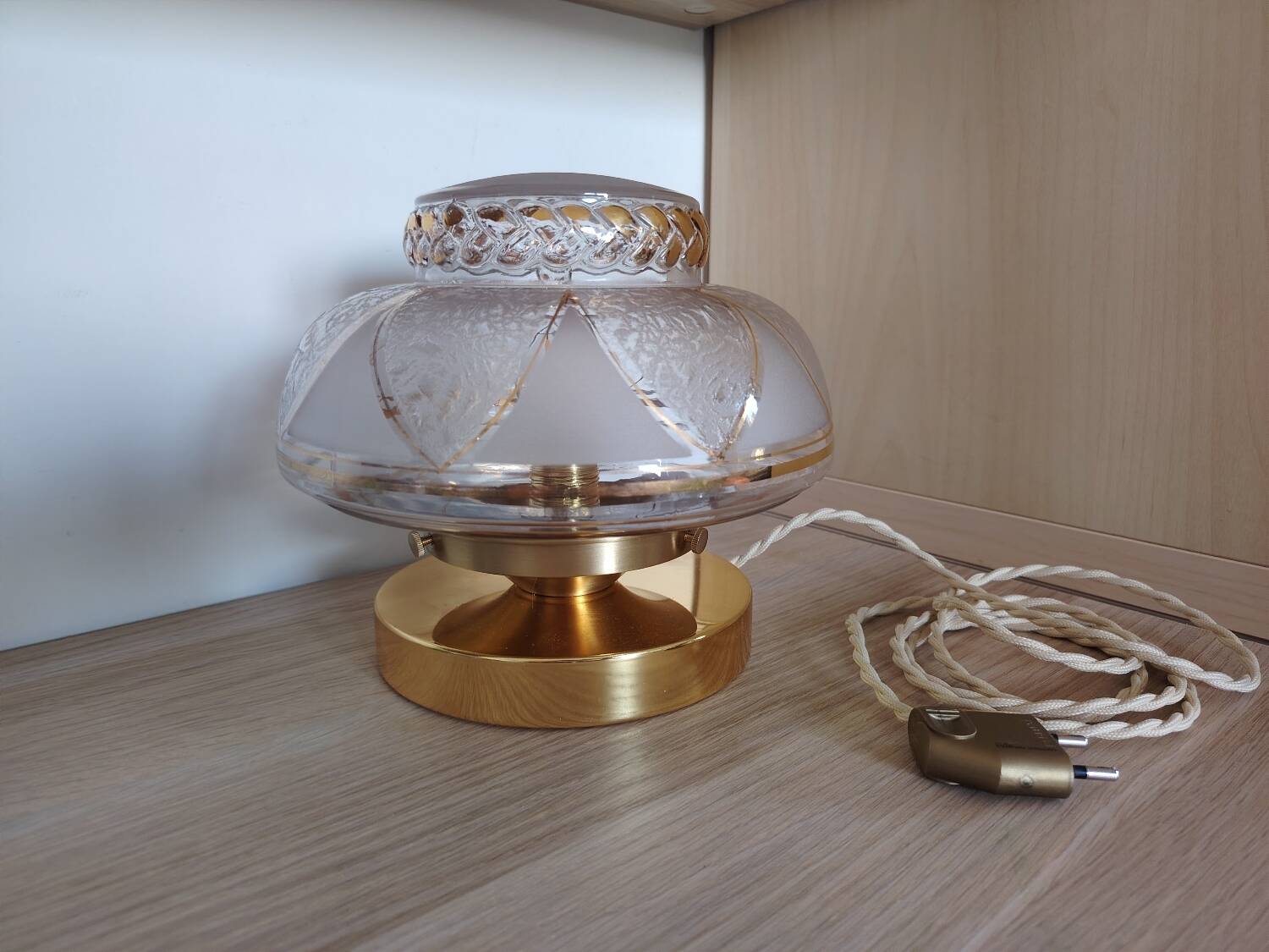 Globe lamp with light play