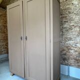 Parisian wardrobe with compass feet