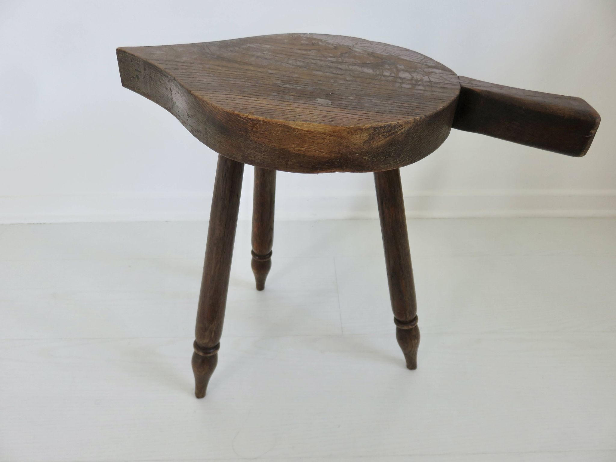 Tabouret brutaliste en bois massif