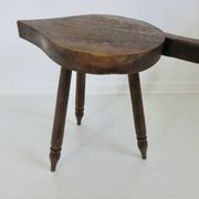 Tabouret brutaliste en bois massif