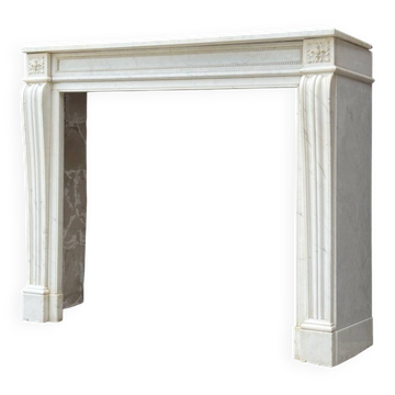 Cheminée de style Louis XVI en marbre blanc de Carrare vers 1880