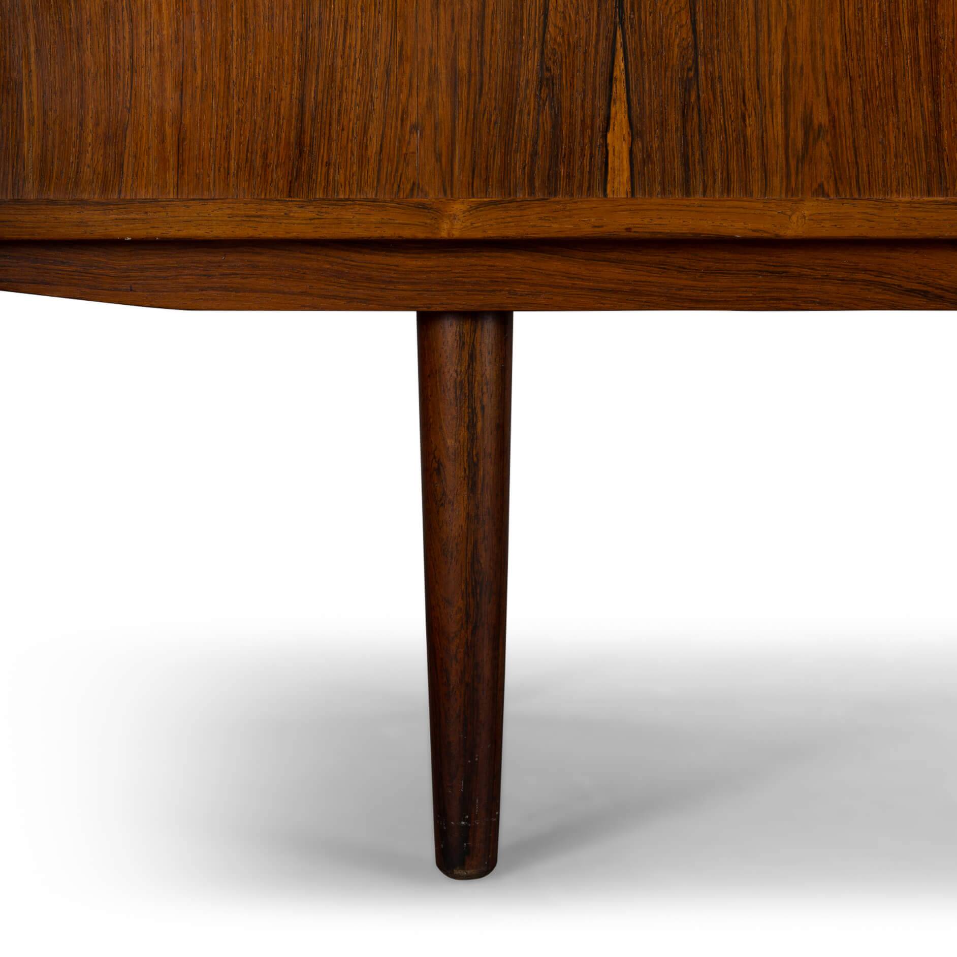 Buffet en palissandre haut avec portes tambour fabriqué par Farstrup, années 1960.