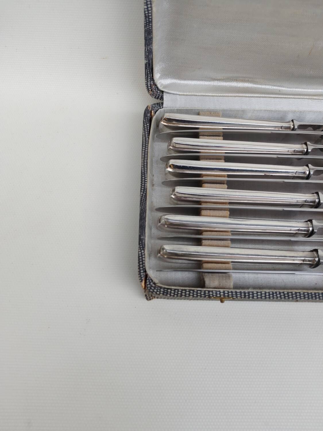 Box of 12 table knives in silver metal, art deco period.