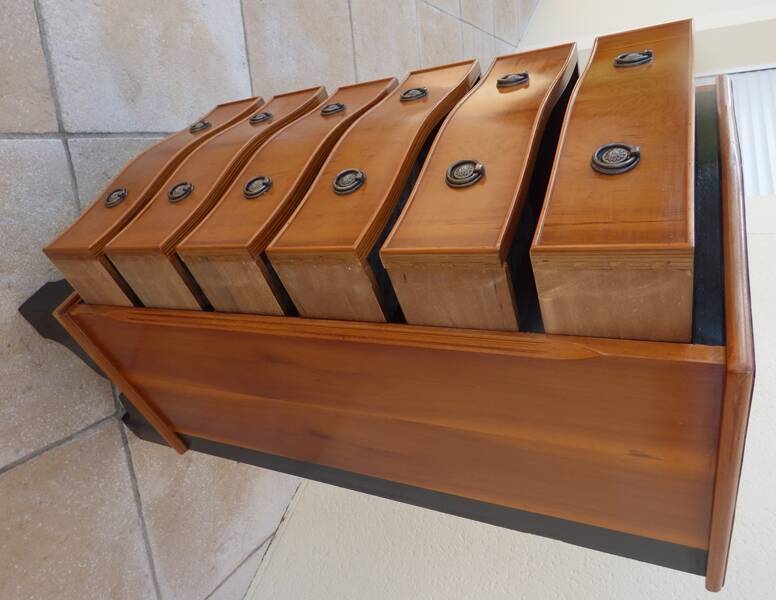 Louis XVI style chest of drawers in wood and cherry veneer