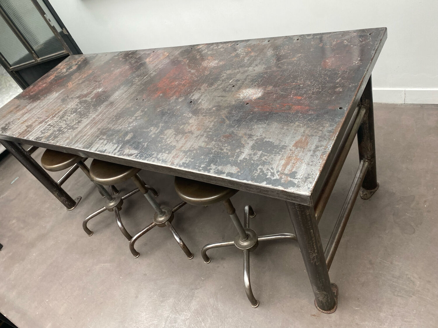 Industrial table with 6 pneumatic stools.