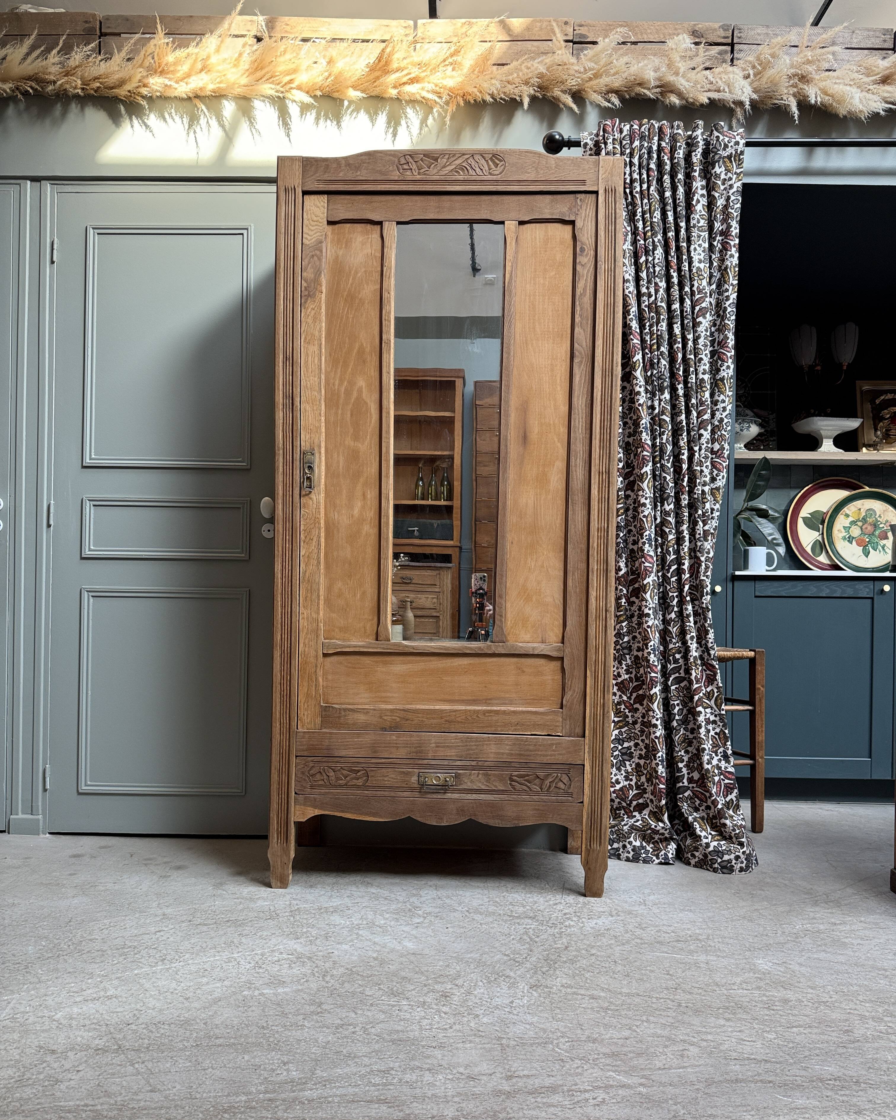 Renovated Art Deco bonnetière