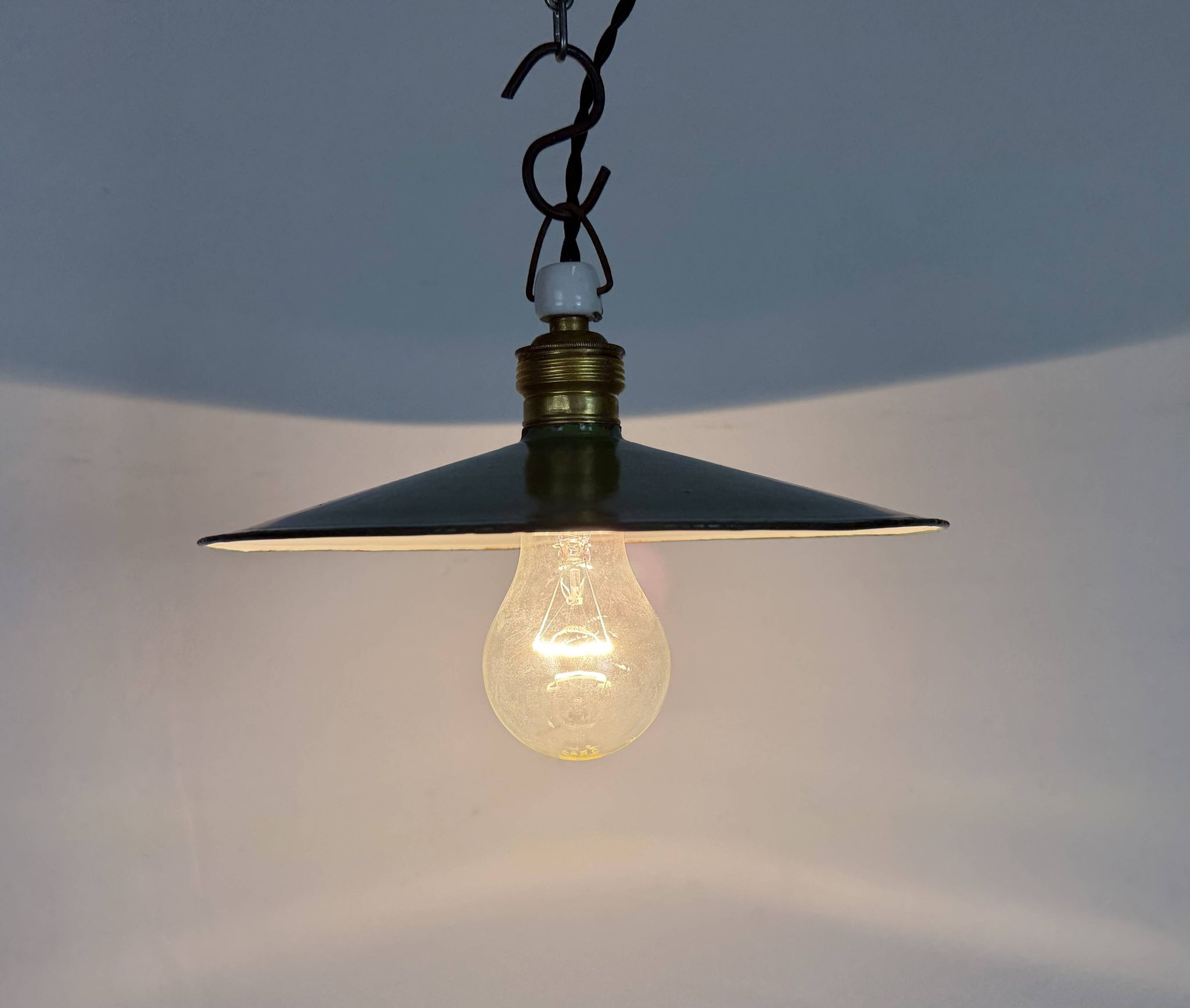Lampe industrielle en émail vert, années 1930