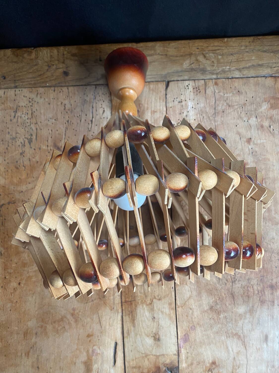 Lustre en bois vintage
