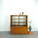 Vintage fineer toonbank, winkel vitrine met schuifdeuren