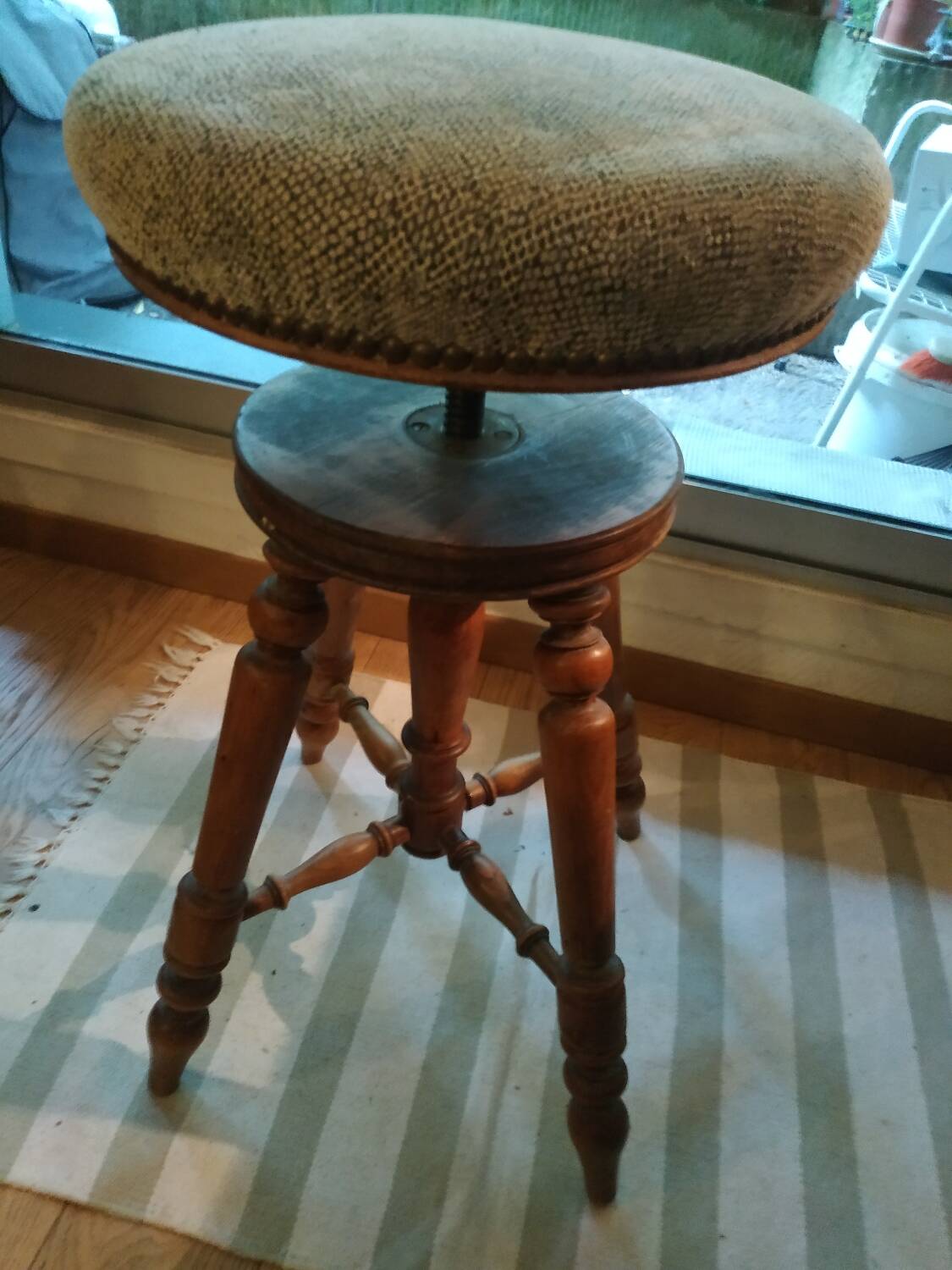 adjustable D Artistes stool