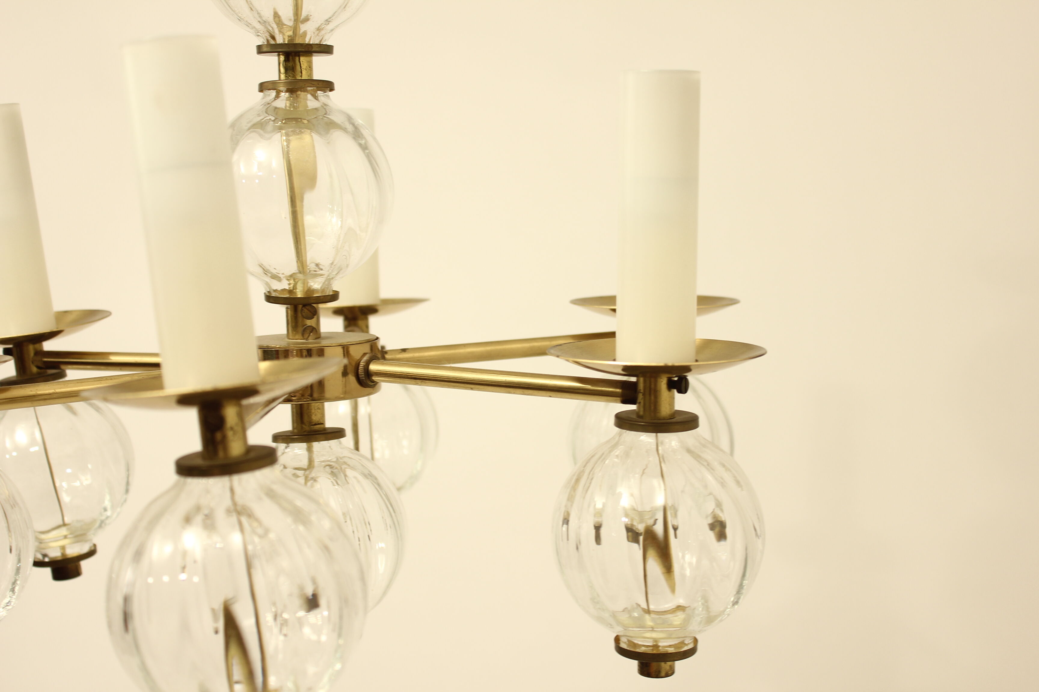 Lustre en laiton avec des ampoules en verre