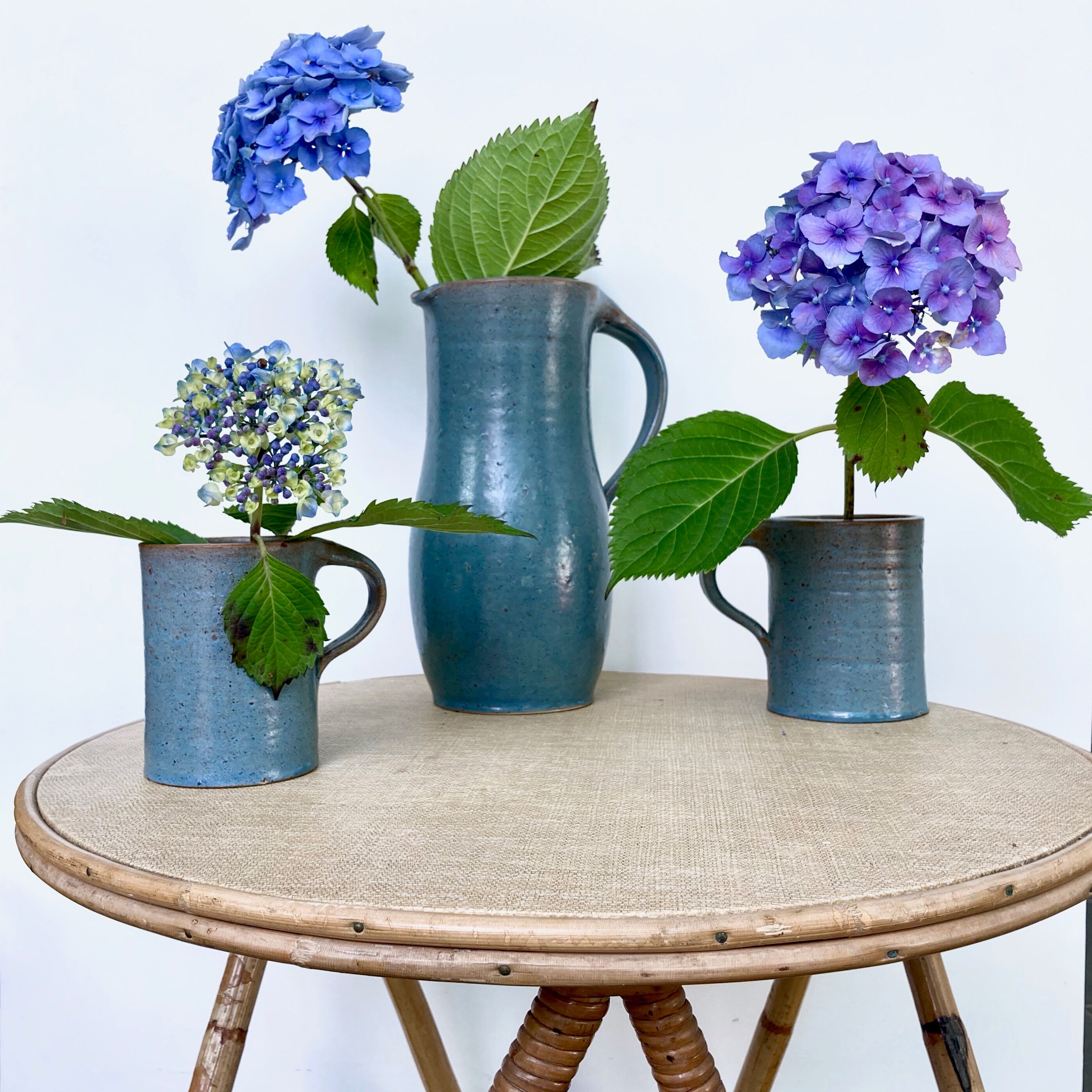 Service sandstone blue pitcher cups