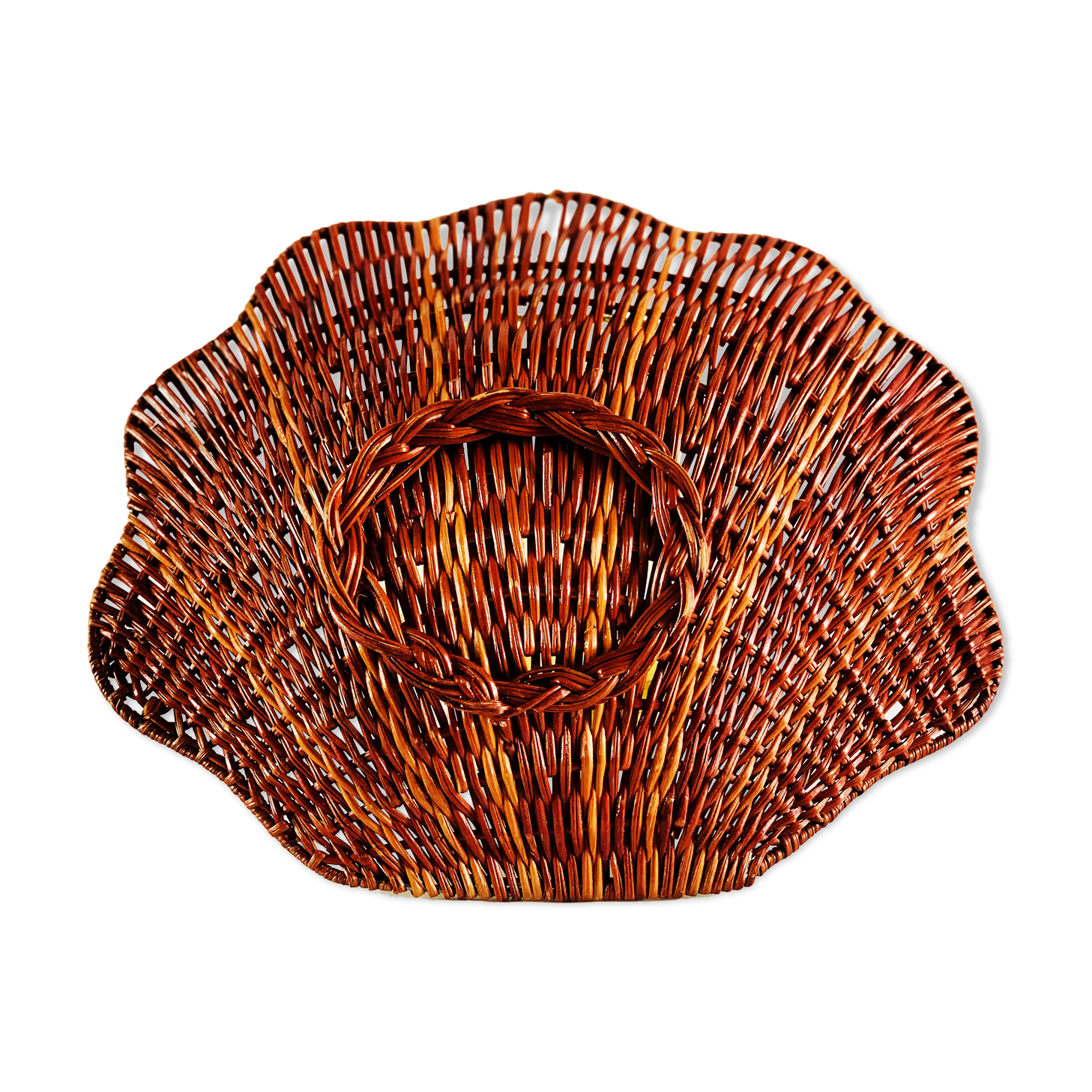 Shell-shaped wicker basket
