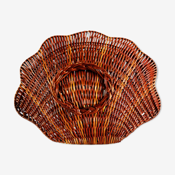 Shell-shaped wicker basket