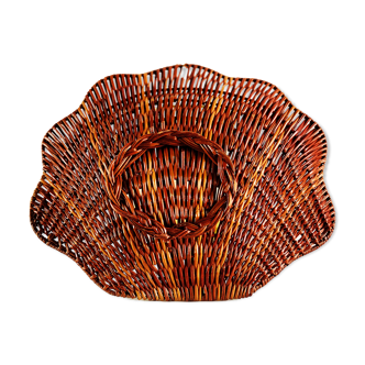 Shell-shaped wicker basket
