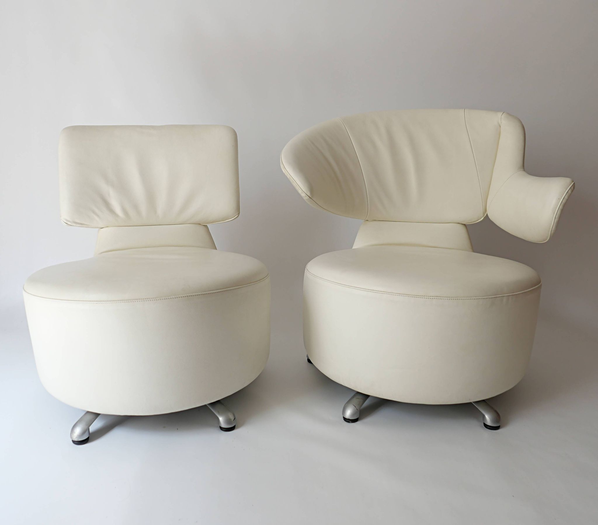 Canta and Aki swivel chairs in leather by Toshiyuki Kita for Cassina