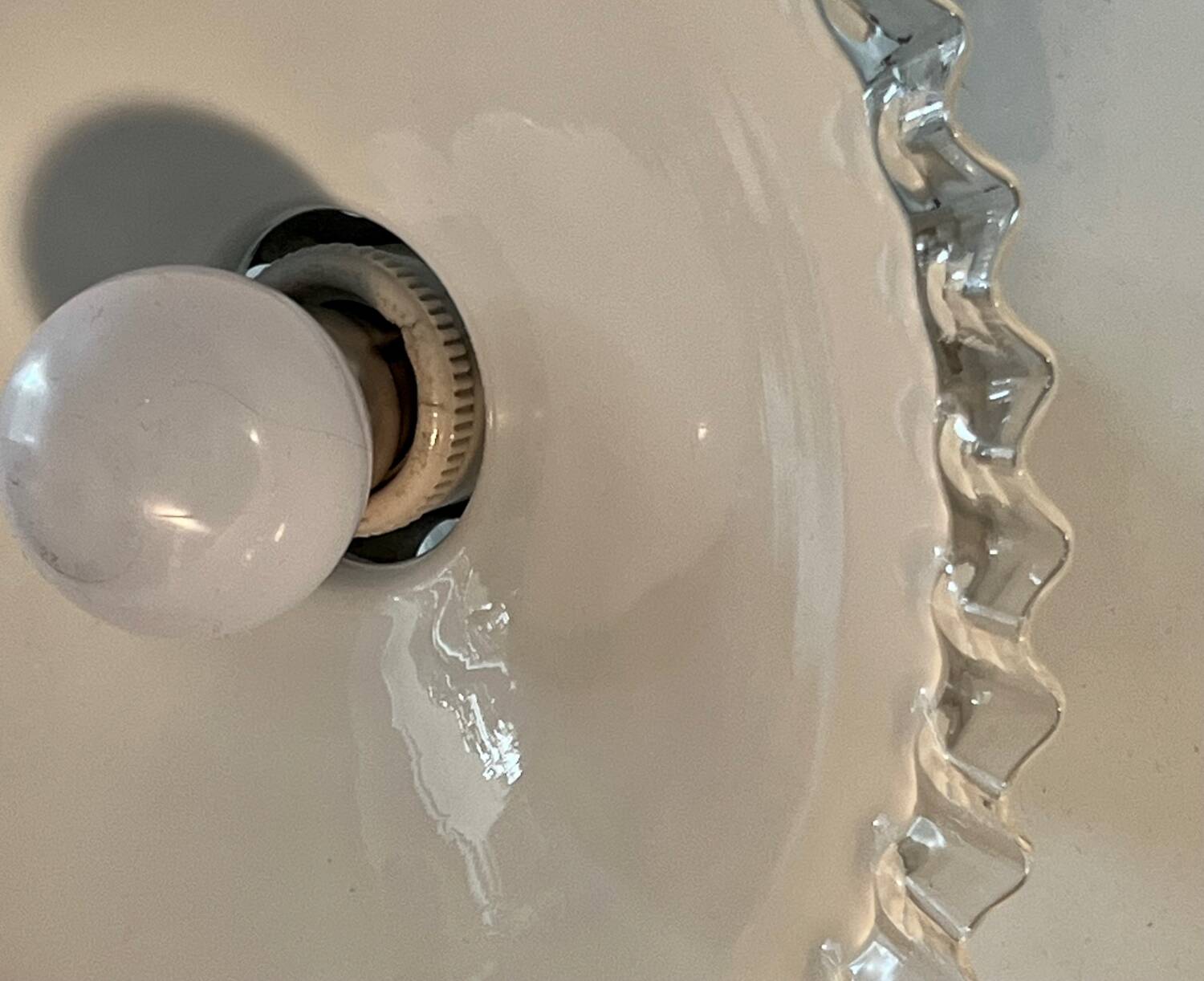 Pair of bistro wall sconces in scalloped opaline glass and Art Deco porcelain