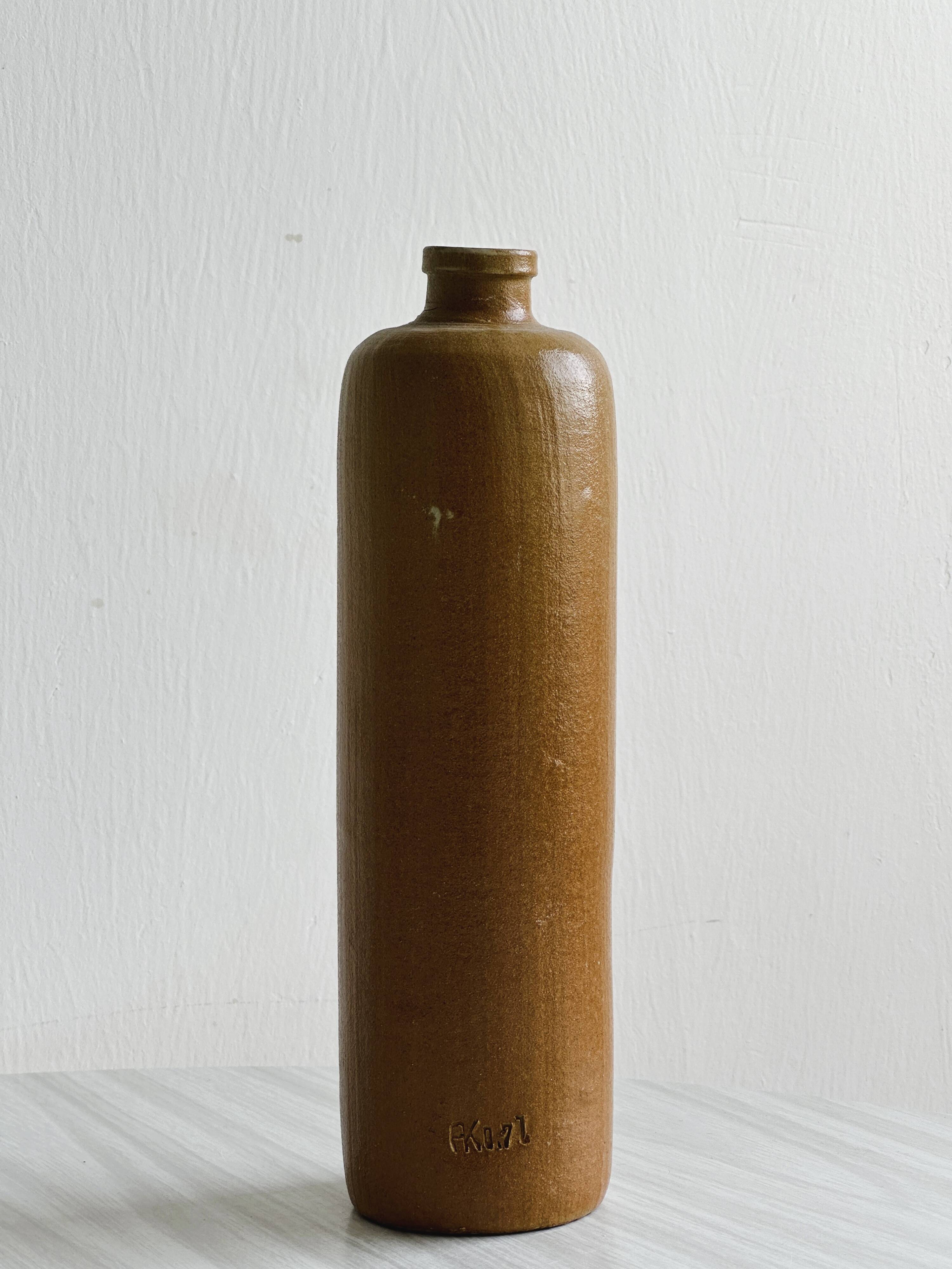 Bouteille décorative en grès vernissé.